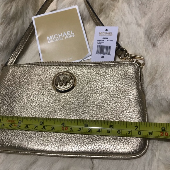 NWT, Michael Kors LG TZ WRSTLT Bag, Pale gold MSRP $128 - Picture 4 of 17